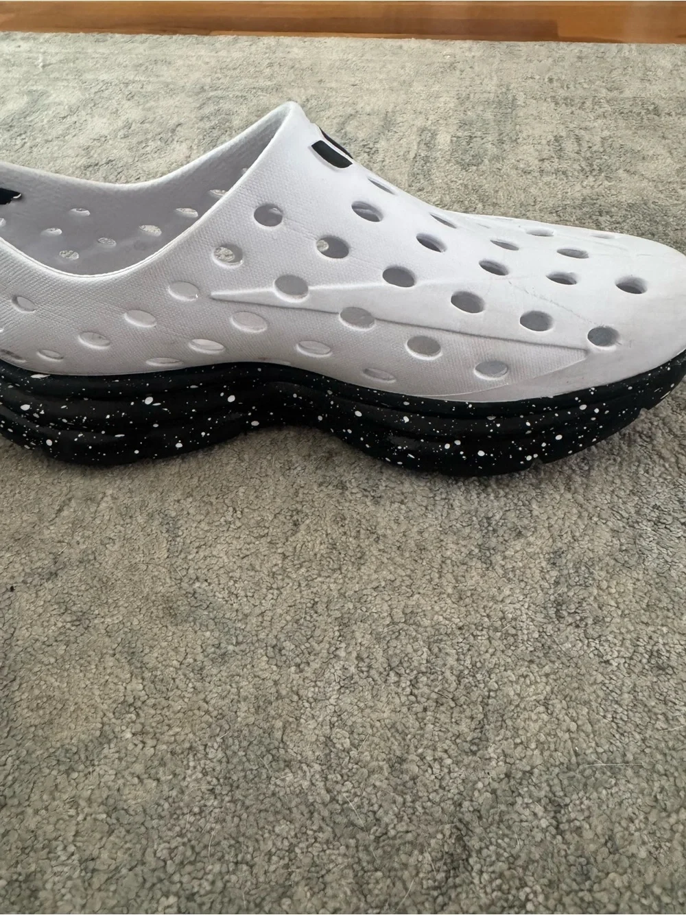 Men/Women Athletic Slip-On Shoes in White and Black